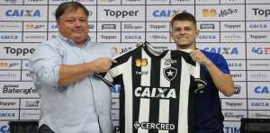 Apresentado, João Pedro celebra 'chance da vida' no Botafogo