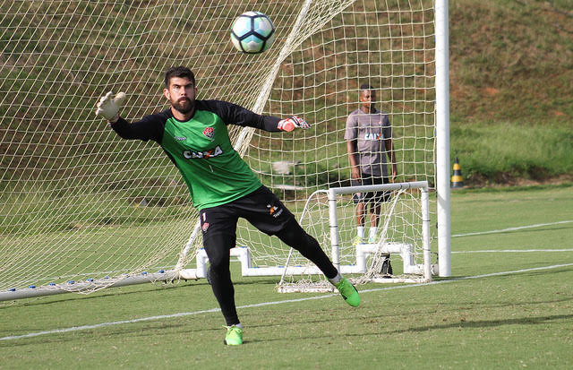 Vitória anuncia liberação de Fernando Miguel para reforçar o Vasco