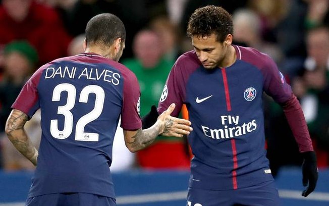 Daniel Alves deixa partida do PSG machucado e preocupa para a Copa do Mundo