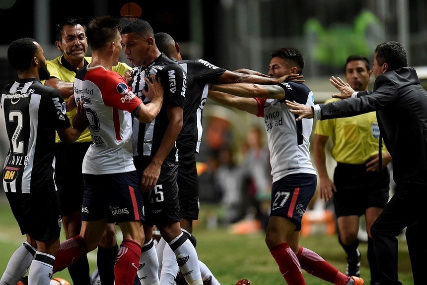 Jogadores de Atlético-MG e San Lorenzo-ARG se estranharam nos minutos finais do jogo