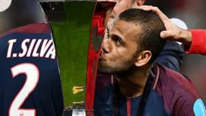 Com estiramento, Daniel Alves fica 3 semanas fora e pode perder estreia na Copa