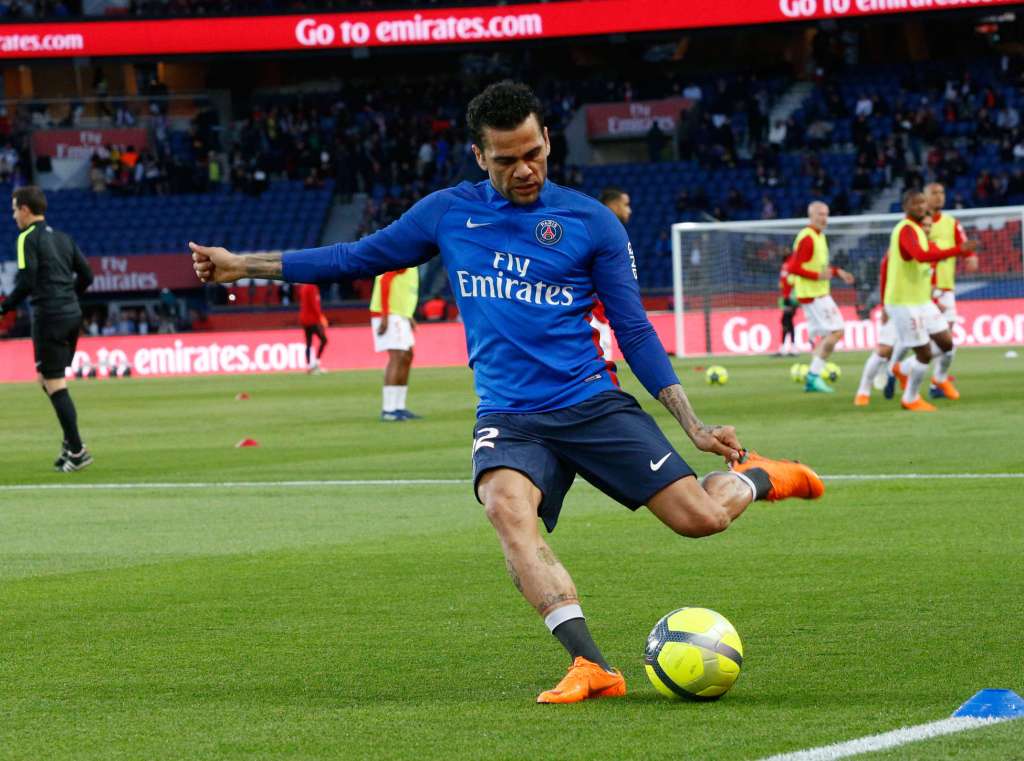 PSG não descarta possibilidade de Daniel Alves ser operado antes da Copa do Mundo