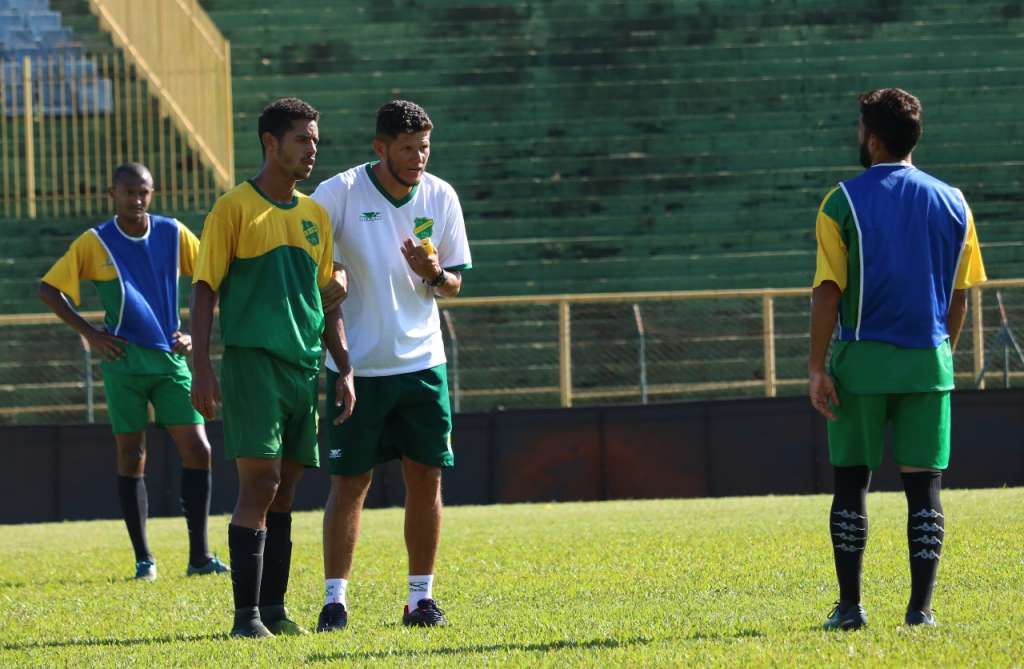 Marcelo Pinheiro orienta jogadores durante treinamento  (Foto: Tiago Pavini/XV de Jaú)