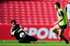 Em meio a protestos, Odair Hellmann fecha treino do Inter de olho no Gre-Nal