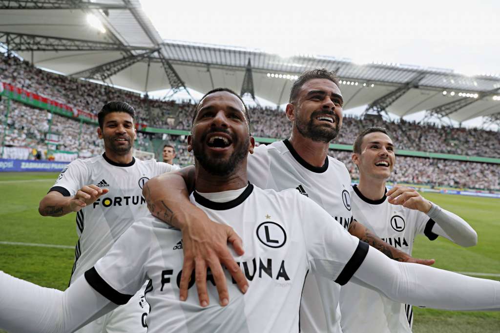 A uma vitória do título Polonês, Maurício dos Santos espera terminar temporada com mais um troféu no Legia Varsóvia