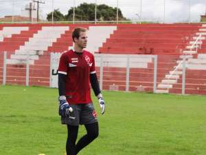 Série B: Goleiro do Vila Nova valoriza vitória no clássico antes de pegar a Ponte