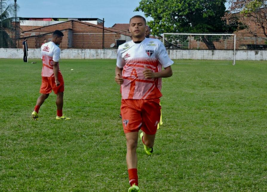 Série D: Meia-atacante Esquerdinha comemora liderança do Ferroviário no Grupo A4 (Foto: Ronaldo Oliveira)