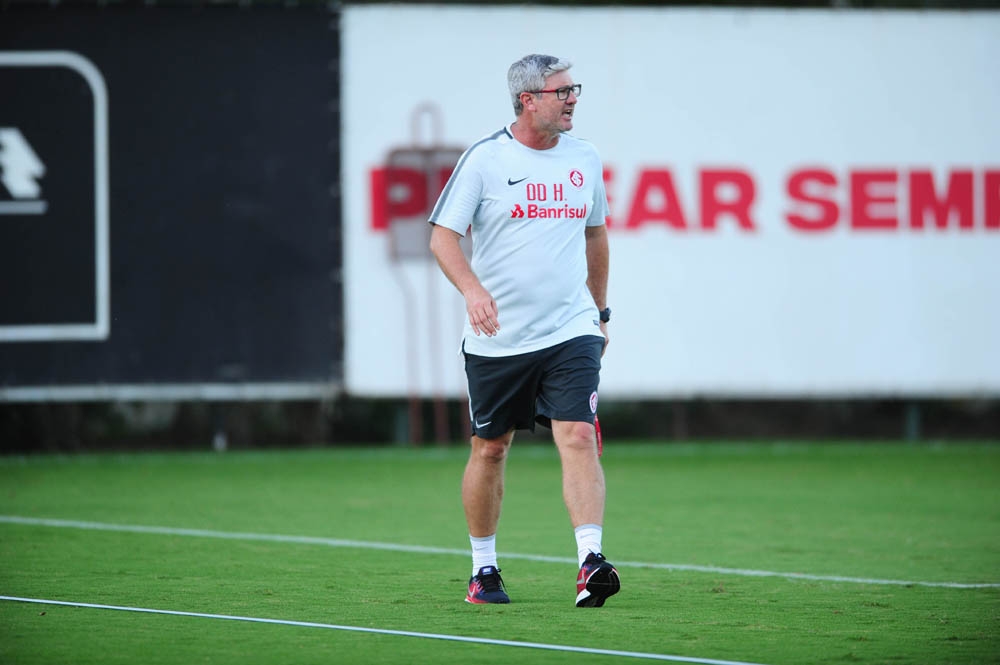 Odair Hellmann se vê respaldado e garante estar tranquilo no Inter