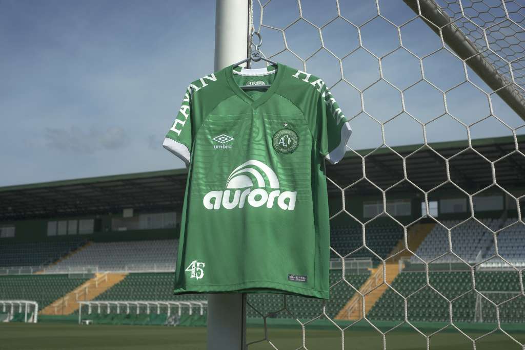 Em celebração dos 45 anos de fundação, Chapecoense lança novo uniforme