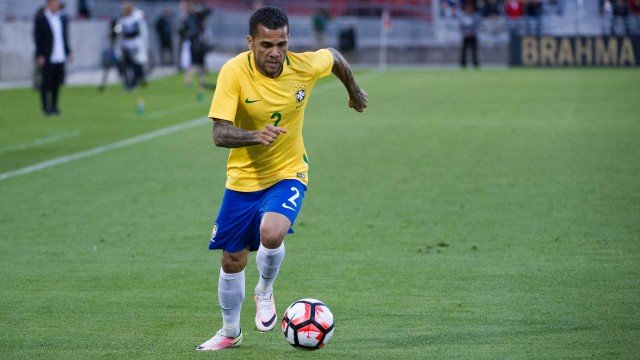 Daniel Alves está fora da Copa do Mundo e precisará ser operado