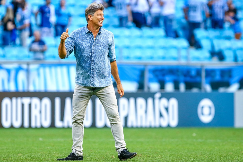 Renato Gaúcho fecha treino do Grêmio e mantém dúvida no meio-campo para Gre-Nal