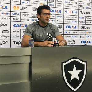 Alberto Valentim sinaliza Aguirre entre os relacionados do Botafogo para clássico