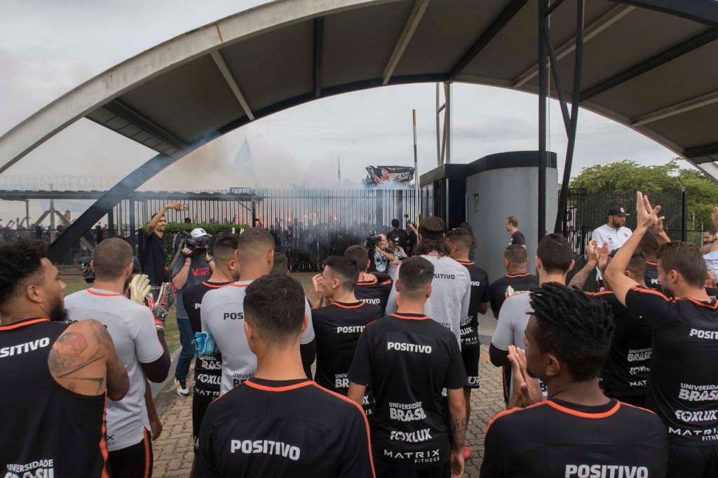 Torcida do Corinthians compareceu ao último treinamento antes do clássico para apoiar o elenco