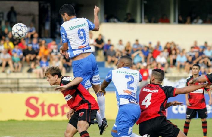 São Bento insistiu com jogo aéreo, mas ameaçou com finalizações de longe. Foto: Jesus Vicente