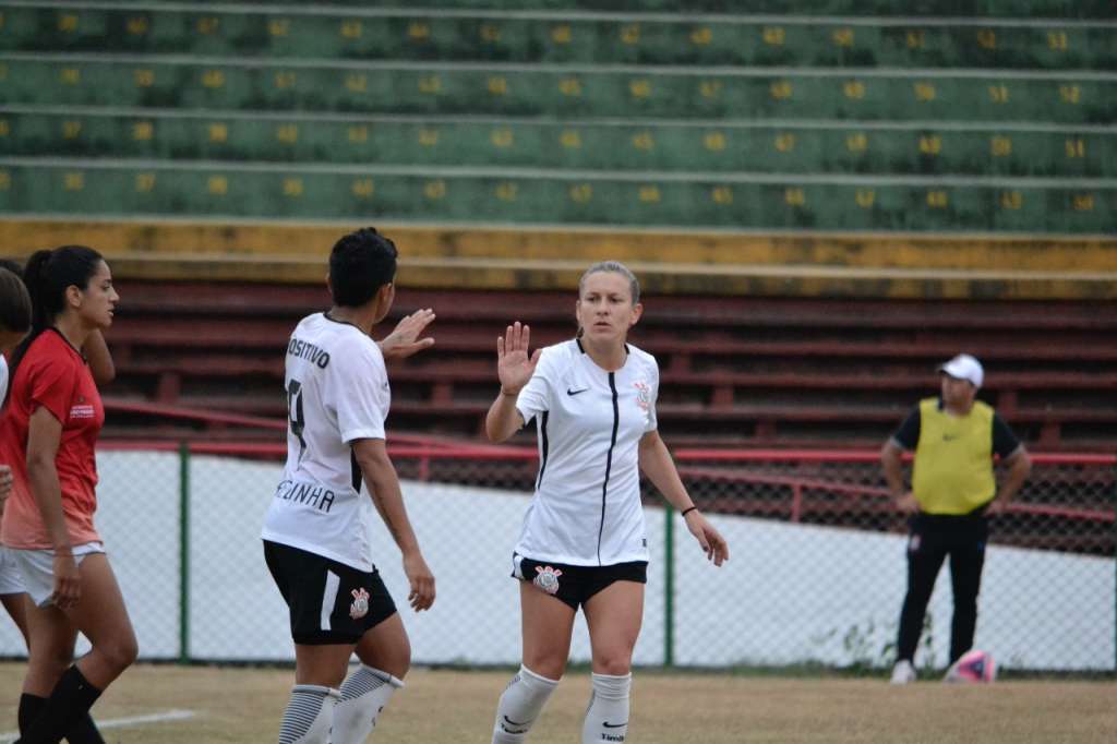 O Timão lidera o Grupo 2 com sete pontos de vantagem para o Santos, que empatou com o São José por 2 a 2