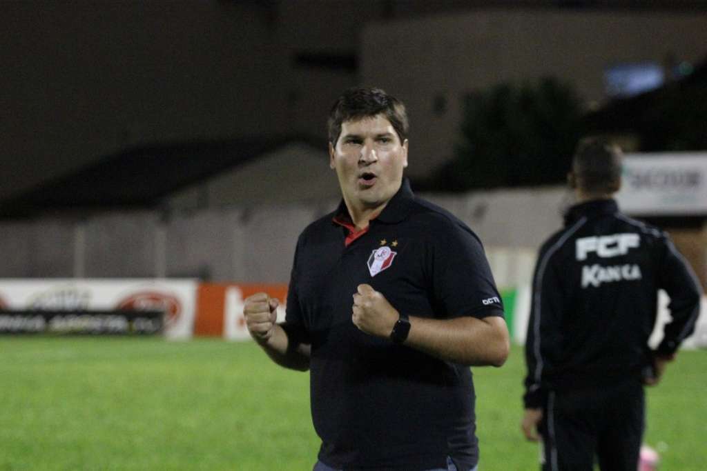O técnico Matheus Costa pode estar com os dias contados no Joinville (Foto: Beto Lima/JEC)