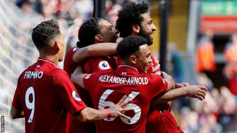 INGLÊS: Salah faz história, Liverpool goleia e se garante na Liga dos Campeões