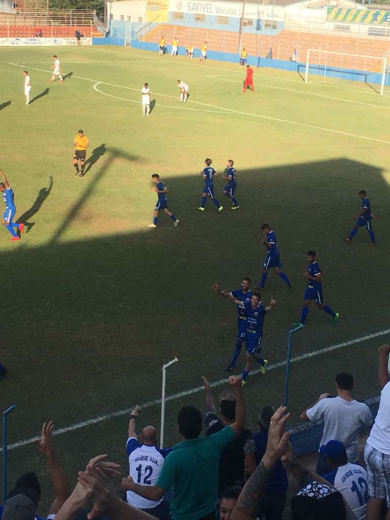 Murilo comemora o único gol da vitória do Itararé, na tarde desse domingo (Foto: Miderson Eduardo)