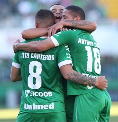 Canteros é abraçado após marcar o primeiro gol