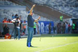 Apesar da vitória, Mano Menezes critica excesso de bolas aéreas no Cruzeiro