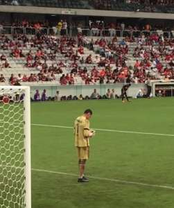 Atlético-PR explica 'ação de marketing' do goleiro Santos com o celular