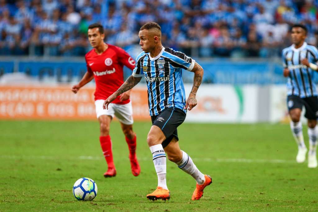 O atacante Everton vai desfalcar o Grêmio por até três semanas