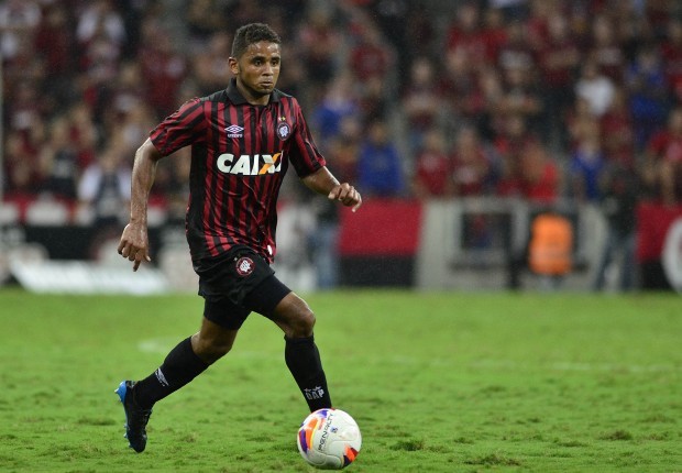 Sport surpreende e acerta empréstimo de volante Deivid do Atlético-PR