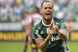 Guerra pede sequência a treinador no Palmeiras e paciência à torcida na arena