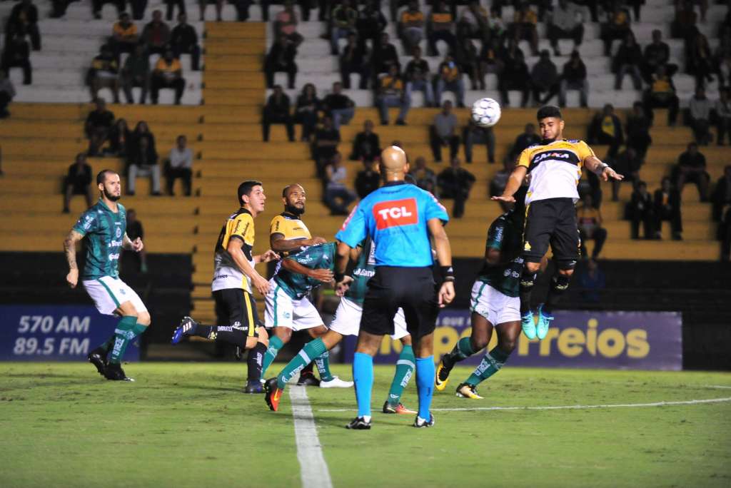 O Criciúma somou seu primeiro ponto no campeonato, mas não escapou das vaias dos torcedores (Foto: Caio Marcelo/Criciúma)