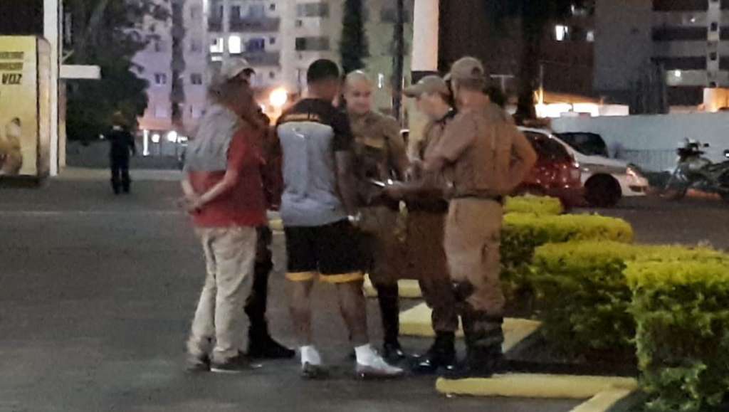 O atacante Zé Carlos conversa com policiais após se envolver em confusão com torcedores (Foto: Jota Eder/Rádio Eldorado)