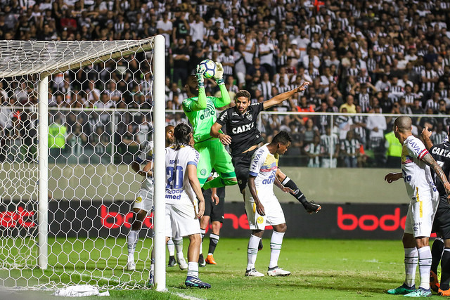 Atlético-PR e Cruzeiro abrem oitavas e Chapecoense e Atlético-MG definem vaga