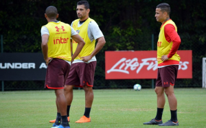 São Paulo treina com cinco novidades de olho no clássico com o Santos