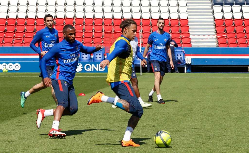 PSG exibe Neymar em treino com bola pela 1ª vez após operação
