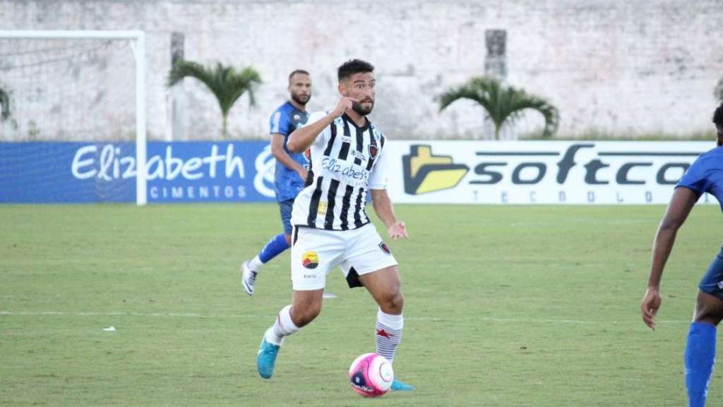 Hiroshi espera por chance no Botafogo-PB. (Foto: Divulgação)