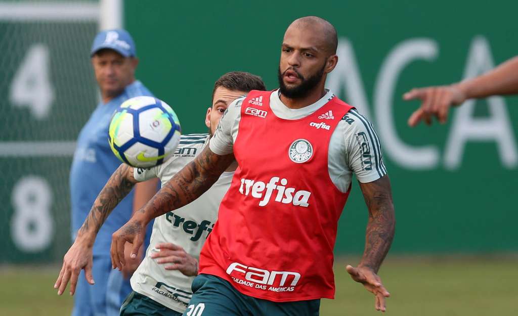 Felipe Melo ficou fora do clássico por suspensão