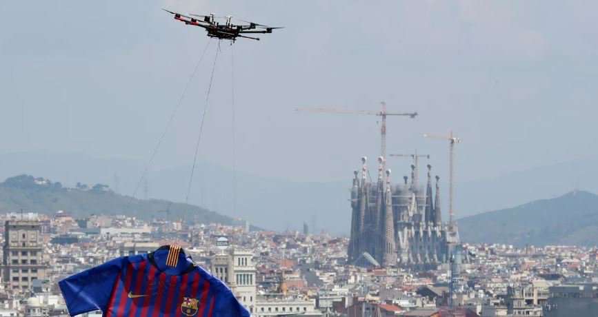 Barcelona apresenta novo uniforme com camisa gigante ‘voando’ sobre a cidade
