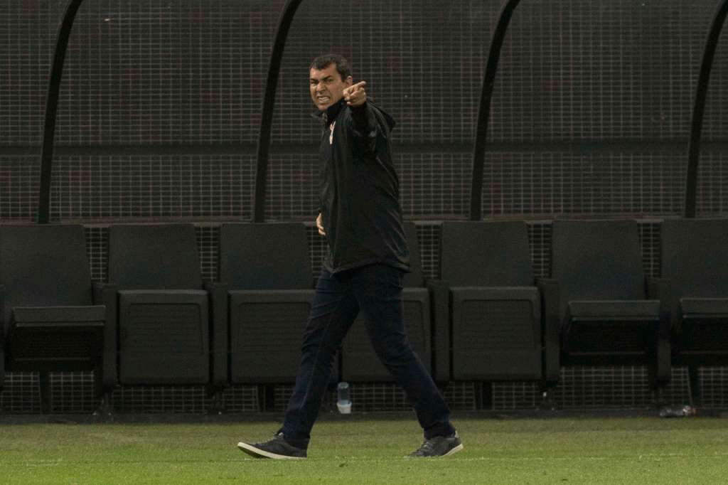 O técnico Fábio Carille confirmou o Corinthians com uma formação mista para enfrentar o Sport