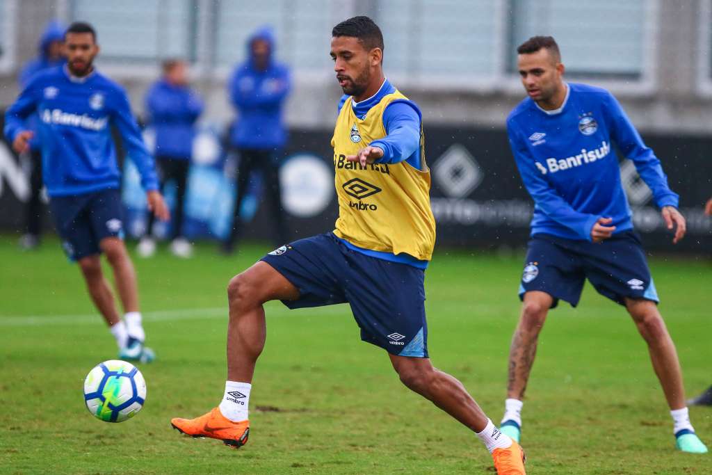 O volante Michel sentiu uma contusão no treino deste sábado e virou mais um desfalque no Grêmio