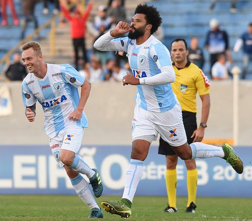 Lucas Costa empatou para o Londrina, que perdeu para o CSA