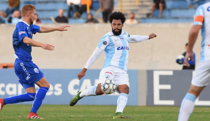 Lucas Costa bateu de primeira e fez o gol do Londrina