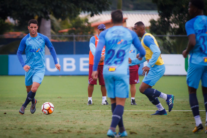 Edílson e Thiago Neves reforçam o Cruzeiro diante do Racing na Libertadores