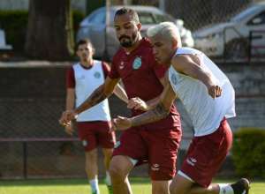 Série B: Anselmo Ramon volta a sentir joelho e preocupa no Guarani