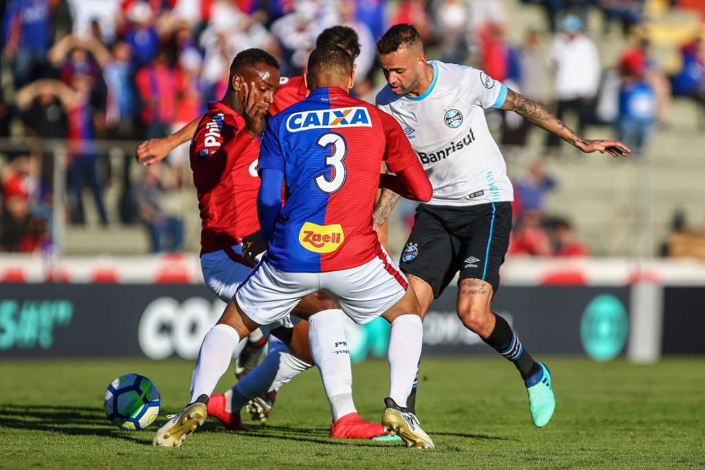 Luan é cercado por jogadores do Paraná: Grêmio teve pouca inspiração - FOTO: LUCAS UEBEL/GREMIO FBPA