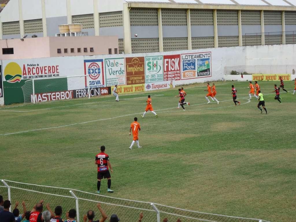 Flamengo de Arcoverde é goleado pelo Fluminense de Feira, em casa. Foto: Gilson Martins/Esporte News - Gilson Martins