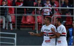 BRASILEIRÃO: Diego Souza decide clássico, Corinthians empata e Galo lidera