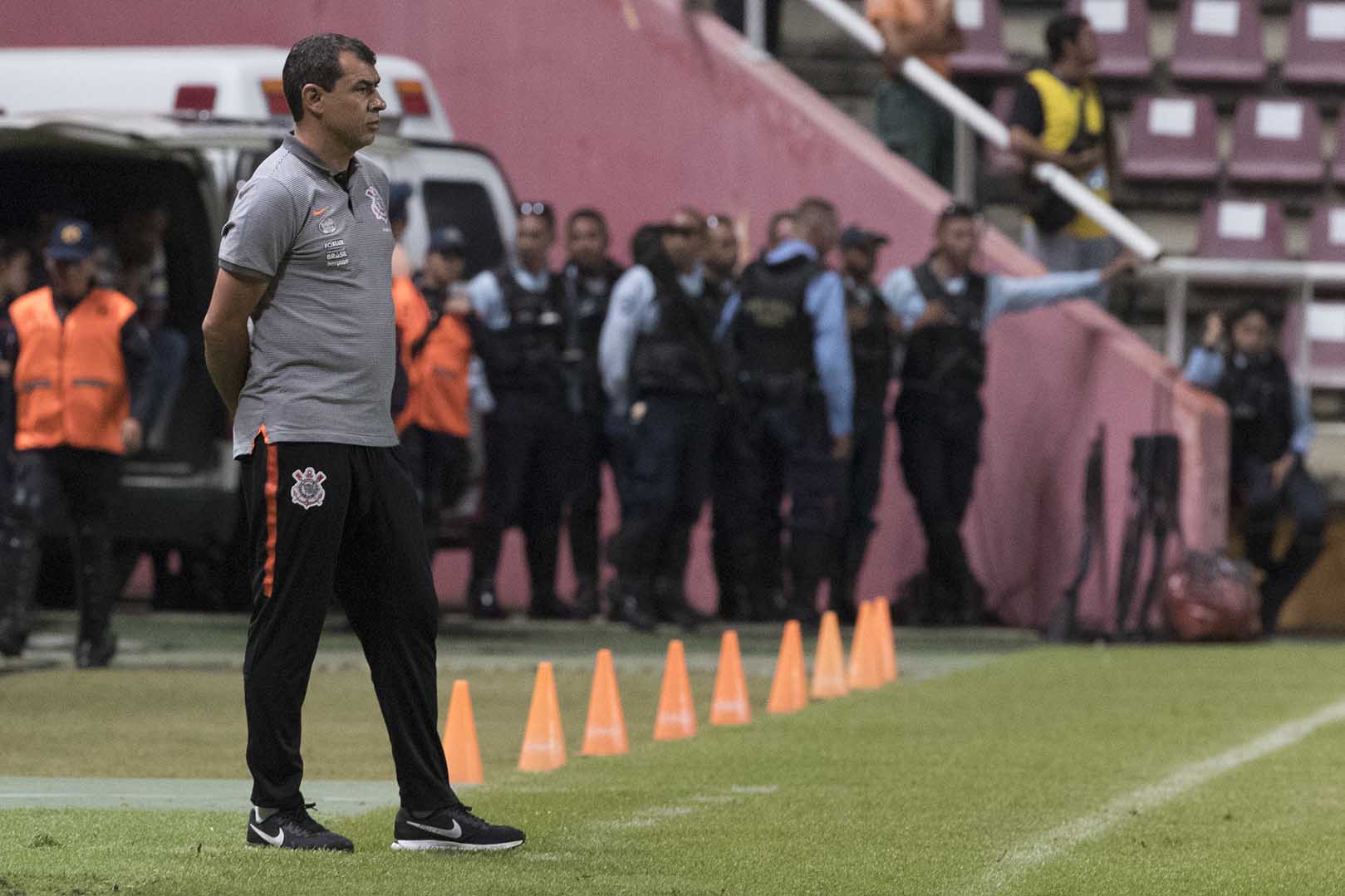 Carille diz não ter recebido proposta oficial para sair e critica imprensa