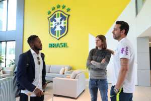 De helicóptero, jogadores da seleção começam a chegar à Granja Comary