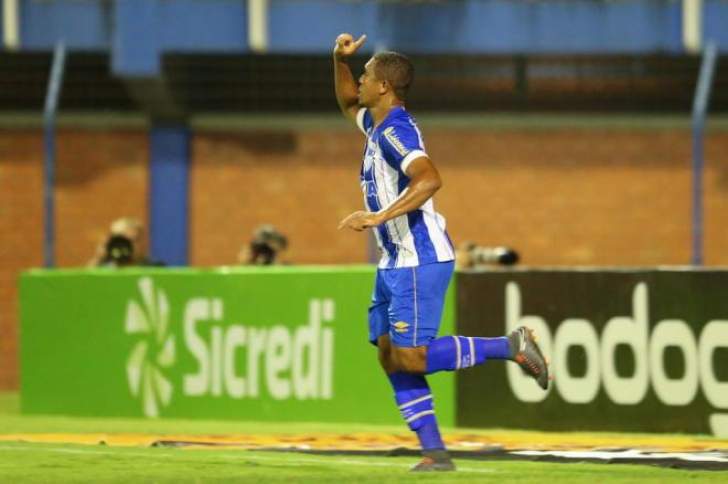 O atacante Rodrigão marcou dois gols na vitória do Avaí sobre o CRB em Maceió