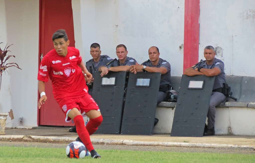 Atacante é o jogador mais jovem da história a vestir a camisa centenária do Norusca, pelo profissional, e jogar em partidas oficiais (Foto: Bruno Freitas/Noroeste)