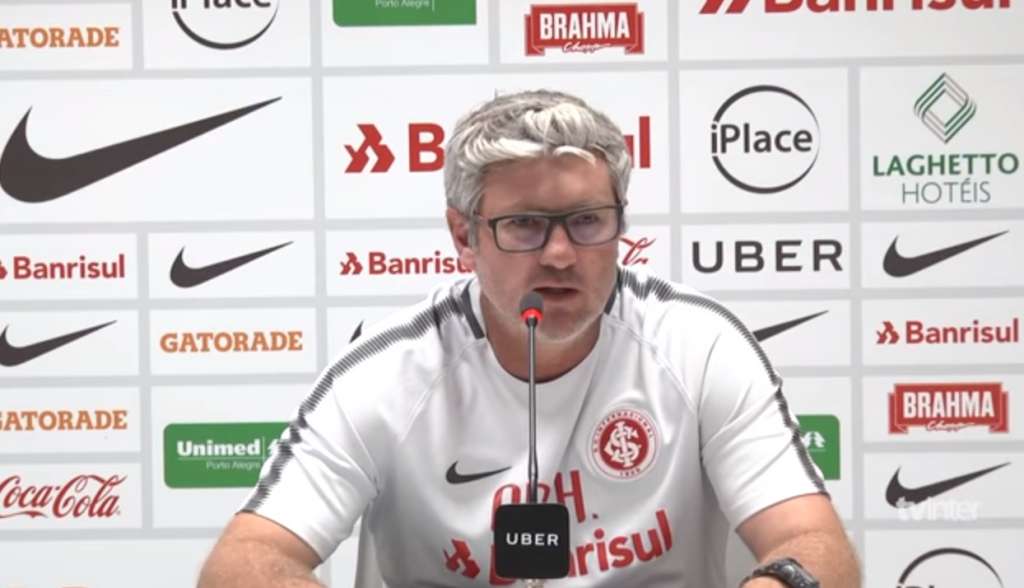 Odair Hellmann celebra vitória do Internacional sobre Chapecoense após 'semana difícil'